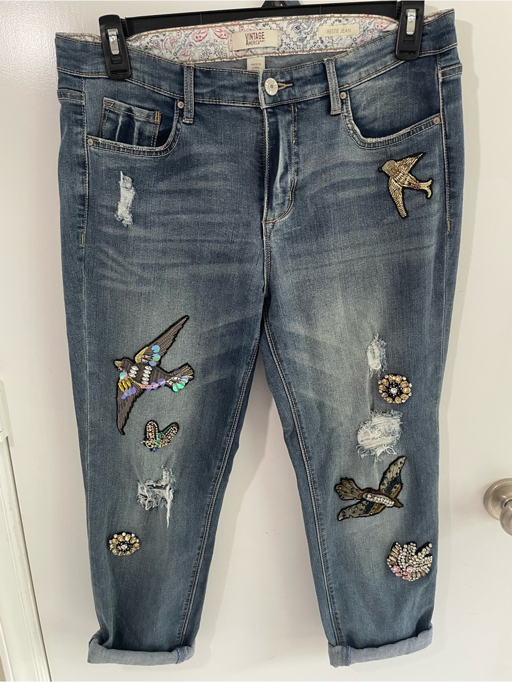 Vintage America Blue Distressed Jeans with Multicolor Bird Appliqués
